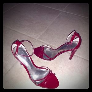 'Jessica Simpson'strappy heals.